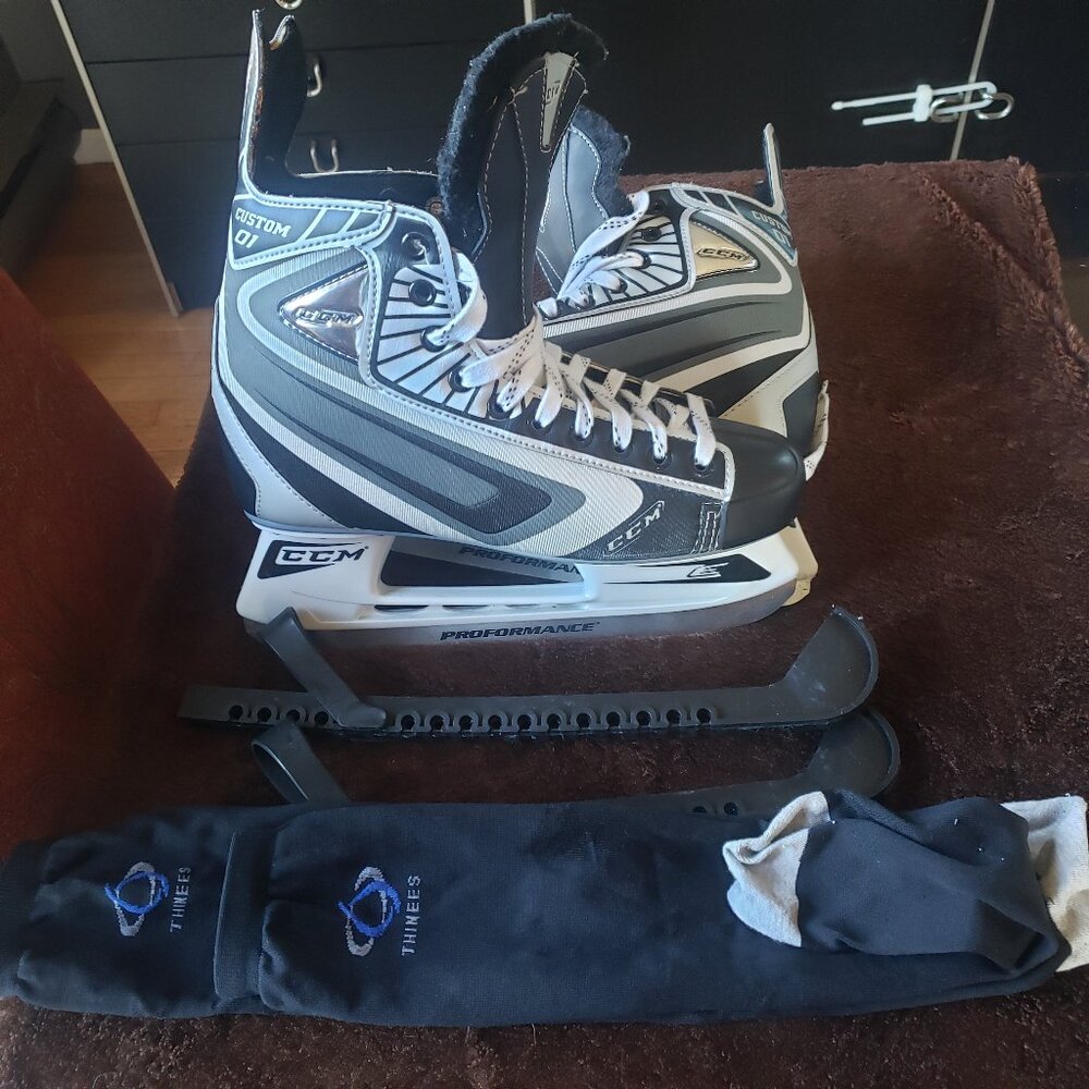 CCM Custom 01 Mens Skates Size 9